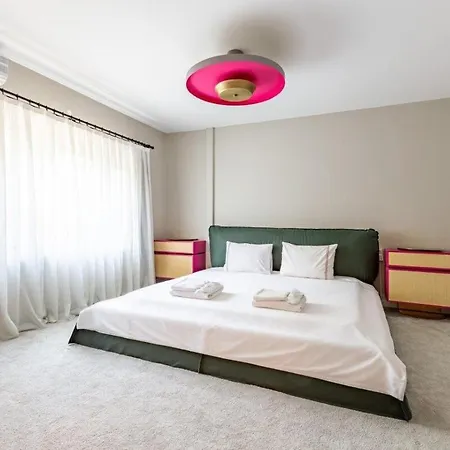 بيت للعطل Cool Modern 4bd W Private Garden! #196 *