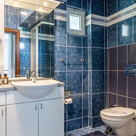 بيت للعطل Cool Modern 4bd W Private Garden! #196 *