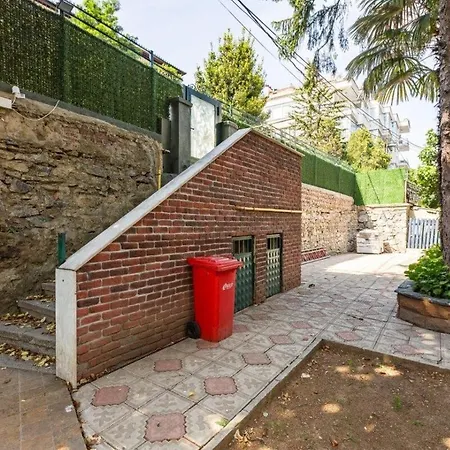 Cool Modern 4bd W Private Garden! #196 Стамбул